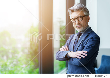 Middle businessman portrait 91000576