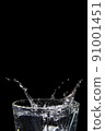 The image of the swaying water is not clear. 91001451