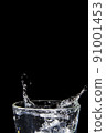 The image of the swaying water is not clear. 91001453