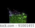 Water splashed from the mouth of the green glass. 91001455