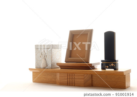 Image of an urn and mortuary tablet placed on a stage-type altar and a memorial service at home 20 91001914