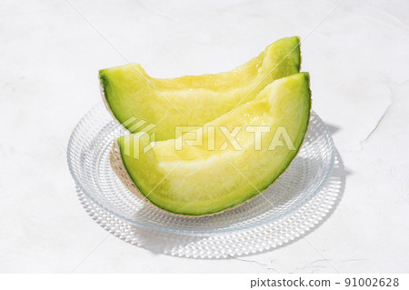 Earl melon cut and served on a glass bowl Earl melon cut and served on a glass bowl 91002628