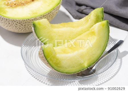 Earl melon cut and served on a glass bowl 91002629