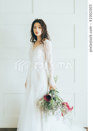 Woman in wedding dress 91002805