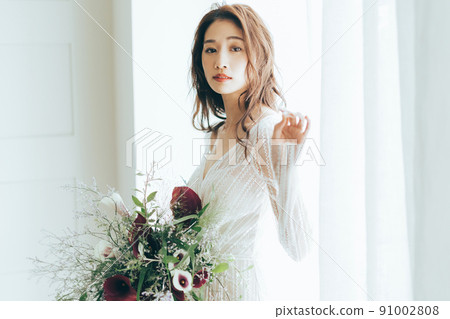 Woman in wedding dress 91002808
