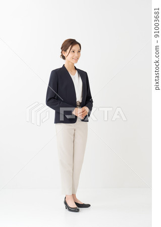 Female in her 20s, whole body Female in her 20s, whole body 91003681