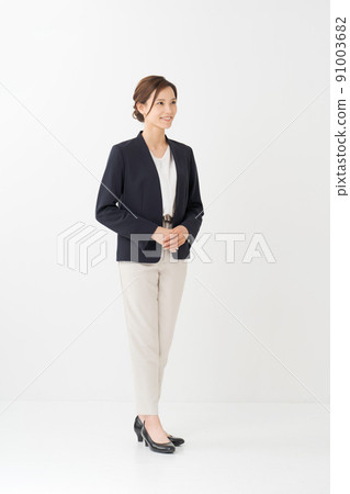 Female in her 20s, whole body 91003682
