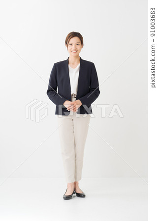 Female in her 20s, whole body 91003683