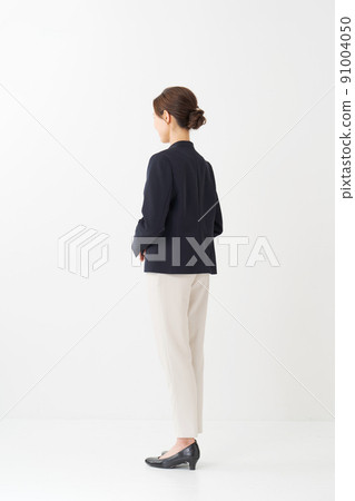 一個穿著西裝的女人,背部,全身 一個穿著西裝的女人,背部,全身 91004050