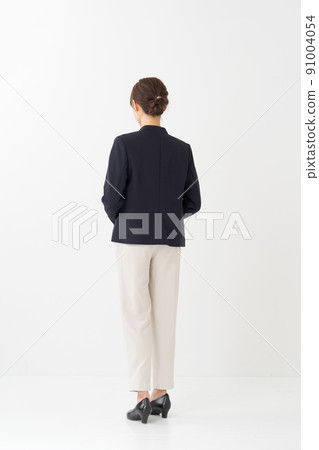 A woman in a suit, back, whole body 91004054