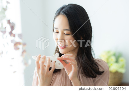 Woman with ocarina 91004204