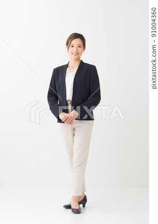 Female in her 20s, whole body 91004360