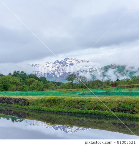 Scenery of the mountains of the Alps with the remaining snow @ Nagano 91005521