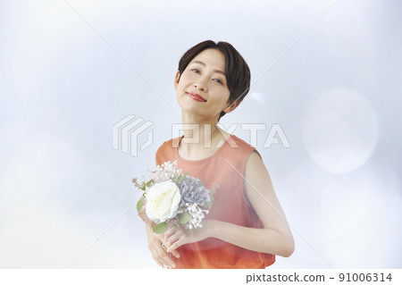 A smiling woman with a bouquet, beauty 91006314