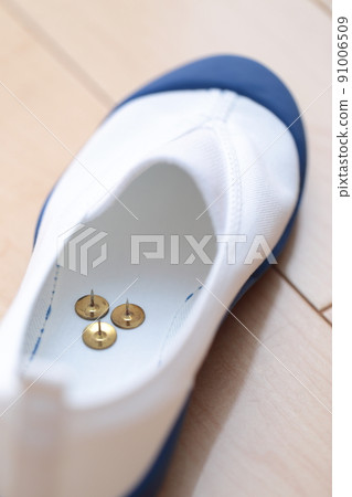 Thumbtack set on slippers 91006509