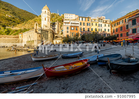 Bay with boats at Vernazza town, Italy 91007995
