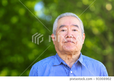 與老人的綠色模糊背景 91008902