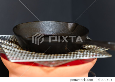 Fried egg with skillet (Bincho charcoal, Shichirin) Fried egg with skillet (Bincho charcoal, Shichirin) 91009503