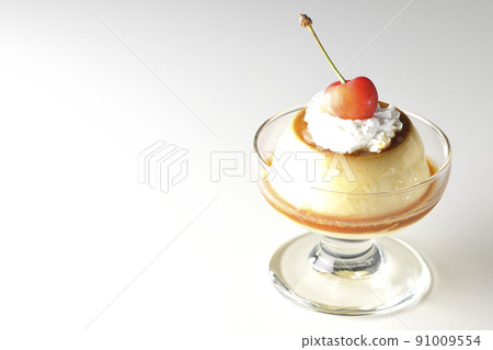 一種傳統的複古布丁，在白色背景的聖代杯上放著櫻桃和奶油 91009554