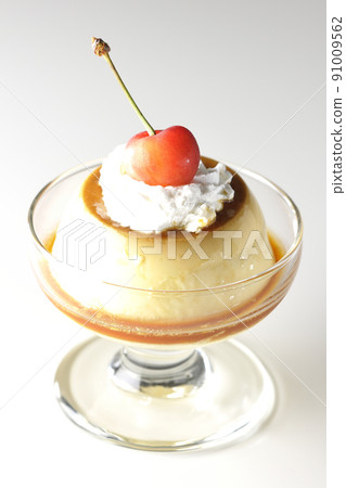 一種傳統的複古布丁,在白色背景的聖代杯上放著櫻桃和奶油 一種傳統的複古布丁,在白色背景的聖代杯上放著櫻桃和奶油 91009562