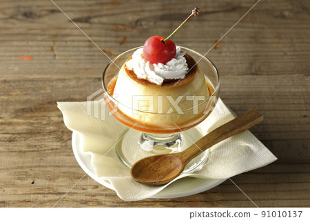 聖代杯上加櫻桃和奶油的老式複古布丁 91010137