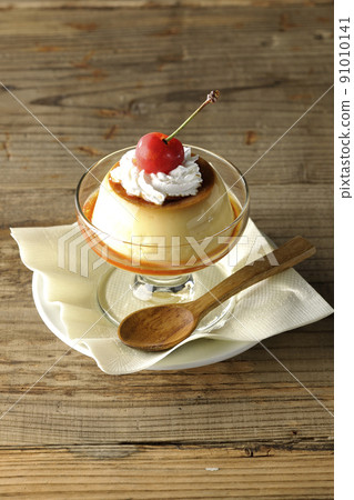 Old-fashioned retro pudding with cherries and cream on a sundae cup 91010141