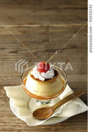 聖代杯上加櫻桃和奶油的老式複古布丁 聖代杯上加櫻桃和奶油的老式複古布丁 91010142