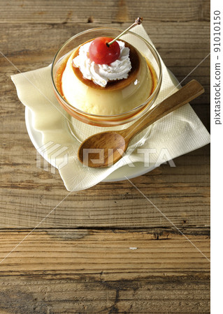 Old-fashioned retro pudding with cherries and cream on a sundae cup 91010150