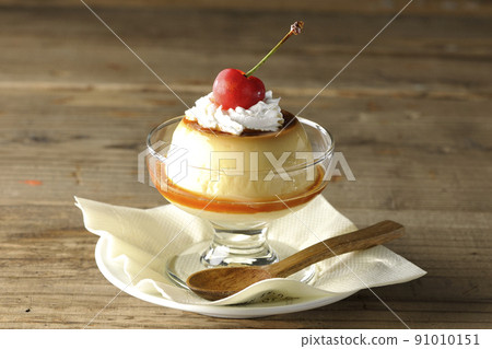 Old-fashioned retro pudding with cherries and cream on a sundae cup 91010151