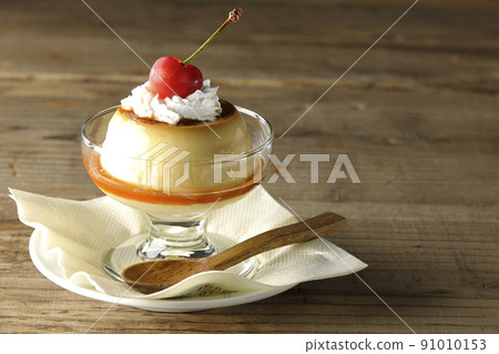 Old-fashioned retro pudding with cherries and cream on a sundae cup Old-fashioned retro pudding with cherries and cream on a sundae cup 91010153
