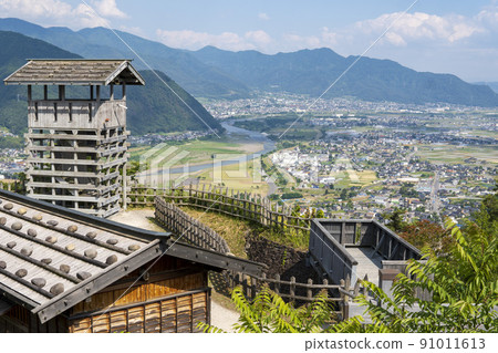 Arato Castle with the Chikuma River and the city in the background / Nagano Prefecture [Chikuma City Shiroyama Historical Park] 91011613