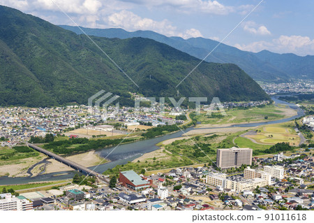 從荒戶城蹟的砲塔看到的桂城跡和戶倉神山田溫泉 / 長野縣 [千隈市城山歷史公園] 91011618