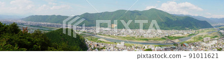 Panorama of Togura Kamiyamada seen from the turret of the ruins of Arato Castle / Nagano Prefecture [Shiroyama Historical Park, Chikuma City] 91011621