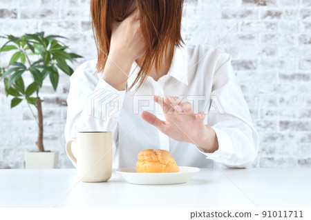 飲食形象——努力吃甜食的女人 91011711