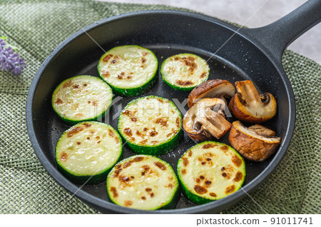 Sautéed zucchini and brown mushrooms Sautéed zucchini and brown mushrooms 91011741