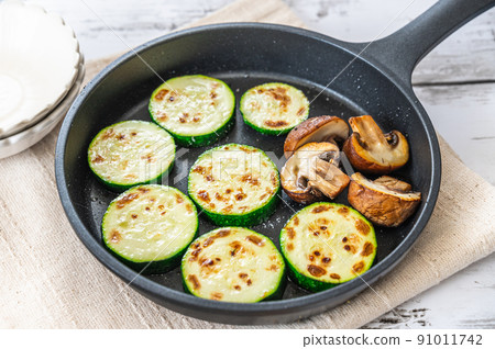 Sautéed zucchini and brown mushrooms Sautéed zucchini and brown mushrooms 91011742