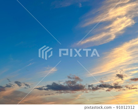 流動的雲彩在夏日的天空中染上了橙色 91012312