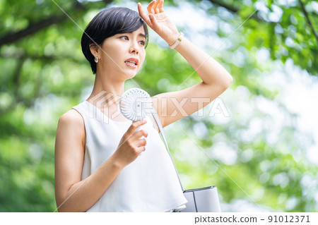 Sleeveless female electric fan with a handy electric fan Business woman Business man Sleeveless female electric fan with a handy electric fan Business woman Business man 91012371