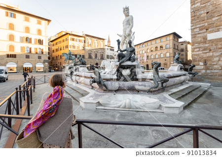Young woman traveling famous italian landmarks in Florence city 91013834