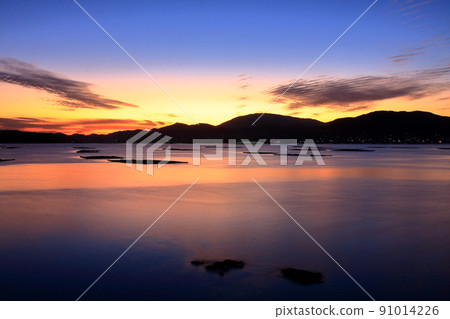 黃昏的瀨戶內風景與牡蠣筏 黃昏的瀨戶內風景與牡蠣筏 91014226