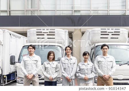 物流/運輸業形象 男人和女人在卡車前排隊 91014347