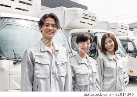 物流/運輸業形象 男人和女人在卡車前排隊 91014349