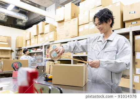 Warehouse cardboard packing work 91014376