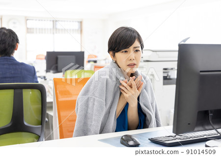 有空調低溫設置的辦公室冷的女人 有空調低溫設置的辦公室冷的女人 91014509