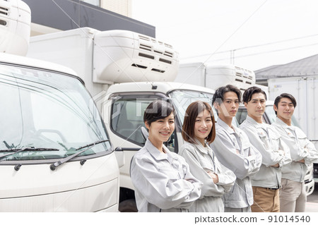 物流/運輸業形象 男人和女人在卡車前排隊 91014540