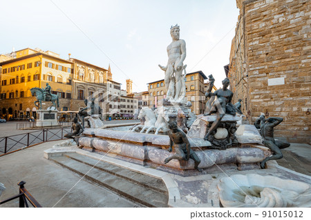 Morning view on fountain of Neptune in Florence 91015012