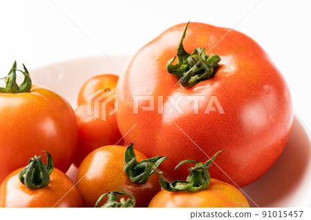 Tomatoes of irregular size 91015457