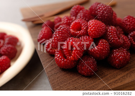 小、紅、酸、甜的水果覆盆子 91016282
