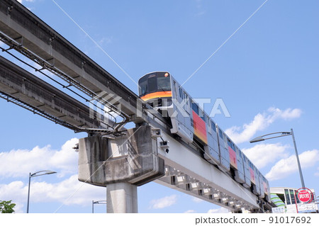 多摩都志單軌電車 1000 系列列車從立飛站出發前往多摩中央站 多摩都志單軌電車 1000 系列列車從立飛站出發前往多摩中央站 91017692