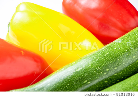 Ups centered on paprika (mini paprika) of zucchini and paprika. 91018016